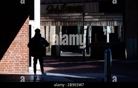 Hannover, Germania. 23 marzo 2020. Un giovane uomo cammina attraverso la città interna deserta. Credit: Julian Stratenschulte/dpa/Alamy Live News Foto Stock