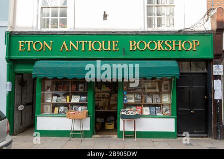 Eton, Windsor, Berkshire, Regno Unito. 22 marzo 2020. L'Eton Antique Bookshop di Eton High Street rimane aperto per gli affari. Credito: Maureen McLean/Alamy Foto Stock