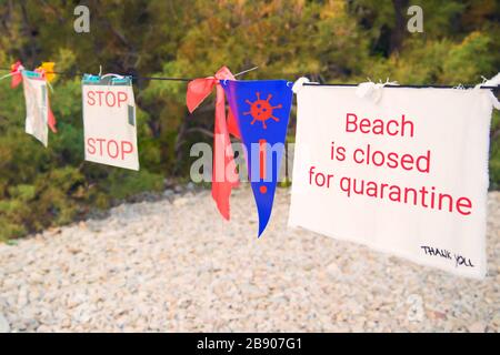 avvertenza non è possibile accedere alla spiaggia a causa della quarantena per l'epidemia di coronavirus Foto Stock