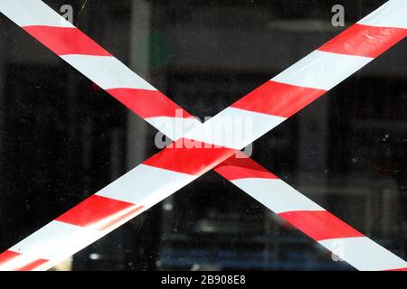 Nastro barriera rosso e bianco, su una vetrina, caffè chiuso a causa del virus corona, Germania, Europa Foto Stock