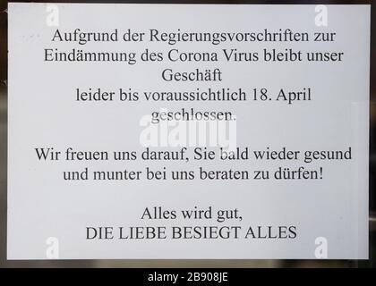 Hannover, Germania. 23 marzo 2020. Un negozio di anello di nozze informa i clienti circa la chiusura del negozio fino al 18 aprile e scrive alla fine 'tutto sarà bene, l'amore conquista tutto'. Credit: Julian Stratenschulte/dpa/Alamy Live News Foto Stock