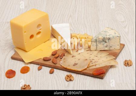 diversi tipi di formaggio su un asse di legno. Vista dall'alto Foto Stock