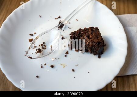 brownie metà-mangiato su un piatto - fuoco selettivo, spazio di copia Foto Stock