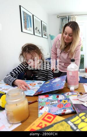 Chichester, Regno Unito. 23 marzo 2020. Coronavirus Home Schooling - Chichester, West Sussex, UK. Isabelle, 8 anni, e sua sorella Florence, 5 anni, insegnati a casa questa mattina da Madre, Kelly dopo che le scuole furono chiuse nel Regno Unito per un minimo di quattro settimane a causa del Coronavirus (Covid-19). Chichester, West Sussex, Regno Unito. Lunedì 23 Marzo 2020 Credit: Sam Stephenson/Alamy Live News Foto Stock