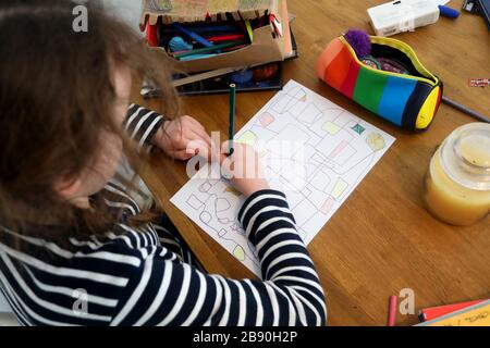 Chichester, Regno Unito. 23 marzo 2020. Coronavirus Home Schooling - Chichester, West Sussex, UK. Isabelle, 8 anni, insegnata a casa questa mattina da Madre, Kelly dopo che le scuole sono state chiuse nel Regno Unito per un minimo di quattro settimane a causa del Coronavirus, (Covid-19). Chichester, West Sussex, Regno Unito. Lunedì 23 Marzo 2020 Credit: Sam Stephenson/Alamy Live News Foto Stock