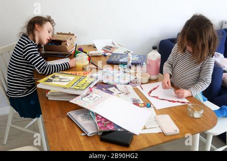 Chichester, Regno Unito. 23 marzo 2020. Coronavirus Home Schooling - Chichester, West Sussex, UK. Isabelle, 8 anni, e sua sorella Florence, 5 anni, insegnati a casa questa mattina da Madre, Kelly dopo che le scuole furono chiuse nel Regno Unito per un minimo di quattro settimane a causa del Coronavirus (Covid-19). Chichester, West Sussex, Regno Unito. Lunedì 23 Marzo 2020 Credit: Sam Stephenson/Alamy Live News Foto Stock