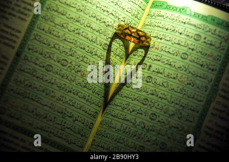 Ring Shadow su al Quran Foto Stock