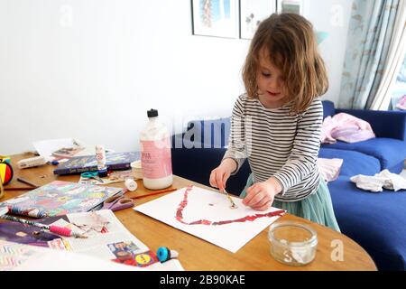 Chichester, Regno Unito. 23 marzo 2020. Coronavirus Home Schooling - Chichester, West Sussex, UK. Firenze, 5 anni, insegnata a casa questa mattina da Madre, Kelly dopo che le scuole sono state chiuse nel Regno Unito per un minimo di quattro settimane a causa del Coronavirus, (Covid-19). Chichester, West Sussex, Regno Unito. Lunedì 23 Marzo 2020 Credit: Sam Stephenson/Alamy Live News Foto Stock