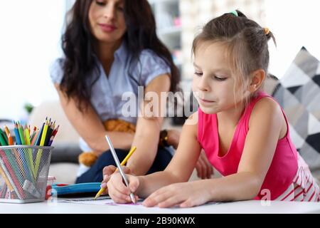 Bambino che tiene la matita Foto Stock