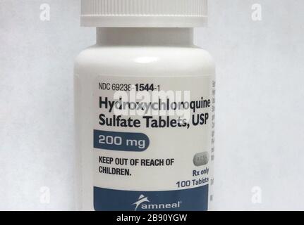 Un flacone di compresse di idrossiclorochina da 200 mg si trova sullo scaffale di un negozio di farmacia a Salem, New York, lunedì 23 marzo 2020. Per COVID-19 e Coronavirus è emersa la speranza di due farmaci anti-malaria: La clorochina, scoperta nel 1934, e un suo derivato chiamato idrossiclorochina che si pensa abbia effetti collaterali meno gravi. Il CDC sta funzionando i test su questi ed altri farmaci per combattere la pandemia di Coronavirus. UPI Foto Stock