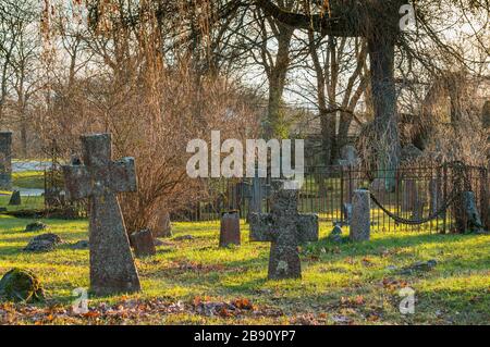 Il vecchio cimitero del monastero cattolico dell'Ordine di San Brigitte. Pietre tombali calcaree dei 17-19 secoli Foto Stock