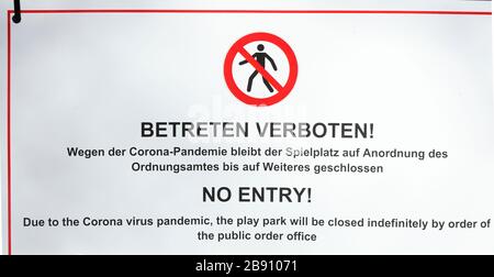 Schild Spielplatz wegen Coronavirus geschlossen, betreten verboten Foto Stock