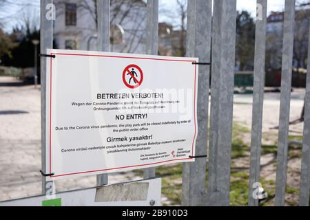 Schild Spielplatz wegen Coronavirus geschlossen, betreten verboten Foto Stock