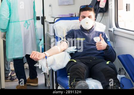 Avetrana, Italia, - Marth 19, 2020. Donazione di sangue in una banca di sangue mobile durante il coronavirus Foto Stock