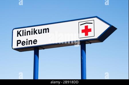 Hannover, Germania. 23 marzo 2020. Un cartello indica la strada per l'ospedale di Peine. Nel bel mezzo della crisi dei coronavirus, circa 800 dipendenti del Peiner Hospital devono temere per il loro lavoro. Credit: Julian Stratenschulte/dpa/Alamy Live News Foto Stock