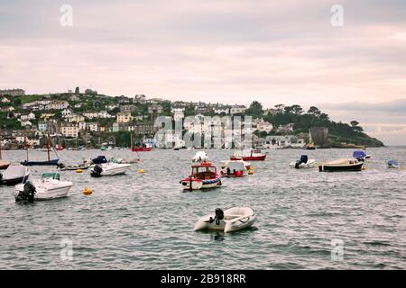 Polruan, il villaggio alla bocca dell'estuario di fronte Fowey Foto Stock