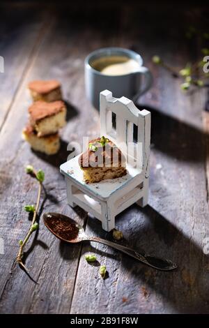 Biscotti Hearts. Dessert al cioccolato con delizioso caffe'. Tavolo vecchio. Cibo e bevande fatti in casa Foto Stock