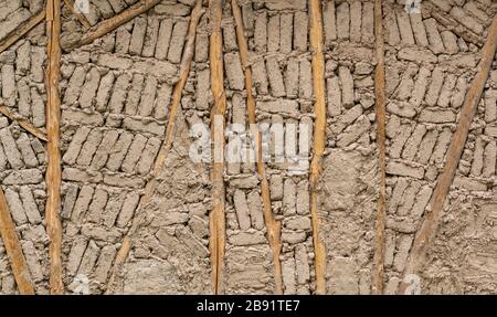 Muro di una casa a Tadzjikistan con travi in legno e mattoni in argilla. Foto Stock
