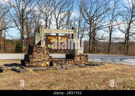 Branson, MO / USA - 11 marzo 2020: Cartello d'ingresso al Table Rock state Park, gestito dal Missouri Department of Natural Resources Foto Stock