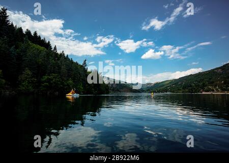 activités pleine natura chez grandeur natura sur le lac de villefort Foto Stock