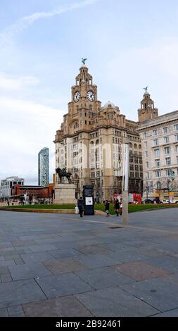 Il Liver Building al Pier Head di Liverpool. Merseyside. Foto Stock