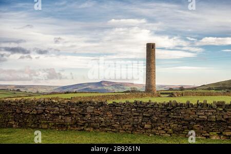 Splendida vista sul Beacon di Beamsley da Addingham Moorside con un camino ferroviario in primo piano, guardando verso le Yorkshire Dales, Regno Unito Foto Stock