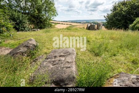 Coldrum Long Barrow, Inghilterra. Le pietre erette vicino a Trottiscliffe, Kent, sono i resti di un primo starrone neolitico costruito intorno al 4000 a.C. Foto Stock