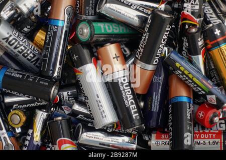 Atene, Grecia - 21 dicembre 2019: Riciclaggio delle batterie. Pile di batterie alcaline usate. Foto Stock