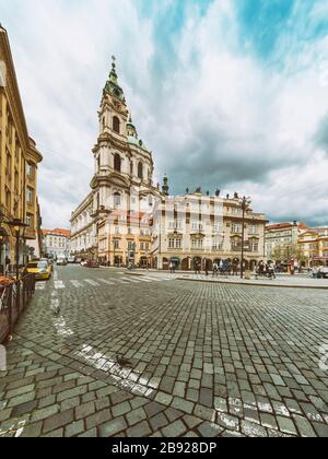 Chiesa di San Nicola mala strana a Praga in primavera Foto Stock