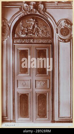 Cancelleria di Orleans o hotel a la Roche-Guyon, 19, rue des Bons Enfants 10 Rue de Valois: 1 ° arrondissement, Parigi. "Grand Salon con rilievo Augustus Pajou e C.Morinet monocromatico (?)". Anonyme. Chancillerie d'Orléans ou hôtel de la Roche-Guyon, 19, rue des Bons-Enfants e 10 rue de Valois: 1° arrondissement, Parigi. "Grand Salon avec le bas-relief d'Auguste Pajou et camaïeu de CH. Morinet (?)". Tirage au gélatino-chlorure d’argent développé. Parigi, musée Carnavalet. Foto Stock