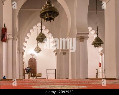 Interno della moschea di Koutoubia con colonne bianche e decorazioni Foto Stock
