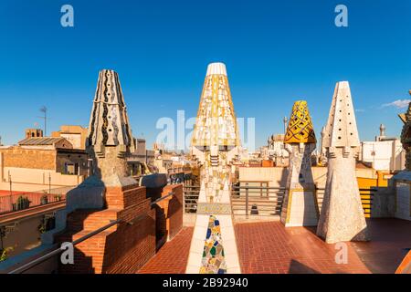 Tetto del Palazzo GÃ¼ell a Barcellona progettato da Antonio Gaudy Foto Stock