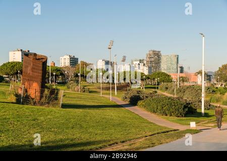 Parco in Diagonal Mar e il fronte marittimo Poblenou Foto Stock