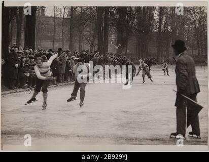 Parigi 16 febbraio 1929. / Festival degli Sport invernali organizzato da / 'Auto on Lac Saint-Mande.' / una gara di arrivo. Arrivo pattinaggio su ghiaccio nella gara fatta durante al Winter Sports Festival sul Lac Saint-Mande, 12 ° arrondissement, Parigi. Fête des sports d'hiver. "Corso Arrivée d'une en patin à glace lors de la Fête des sports d'hiver sur le lac Saint-Mandé, Parigi (XIIème arr.)". Photographie de Ghier pour l'agence Rol. 1929. Parigi, musée Carnavalet. Foto Stock