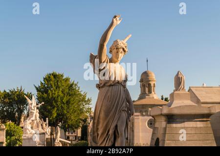 Cimitero di Poblenou con statue di angeli a Barcellona Foto Stock