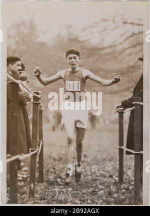 Arrivo di Roger Rochard, vincitore della Croce Giovanile alla Croce annuale senza compromessi, Bois de Boulogne, 16 ° arrondissement, Parigi. Dicembre 21, 1930. Arrivée de Roger Rochard, vainqueur du Cross des Jeunes Lors du Cross annuel de l'Intransigeant. Bois de Boulogne. Parigi (XVIème arr.)'. Photographie de la poppe, 21 décembre 1930. Parigi, musée Carnavalet. Foto Stock