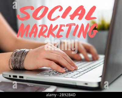 Concetto di social marketing. Primo piano le mani di una donna utilizzando la tastiera del laptop per i social media Foto Stock