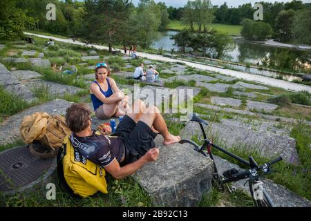 Le persone si rilassano e chiacchierano all'Irchelpark, nel campus Irchel di Universität Zürich (università di Zurigo) a Zürich, Svizzera. Foto Stock