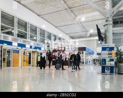 Atene, Grecia - Febbraio 11 2020: Passeggeri nella sala delle partenze del terminal principale dell'aeroporto internazionale di Atene Eleftherios Venizelos Foto Stock