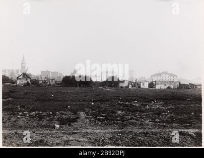 12 / Panoramica, presa dal lato di Gentilly. Vista della zona di ​​the ex fortificazioni zona vicino Gentilly, sullo sfondo, la Fondazione Deutsch de la Meurthe attuale Cité Internationale Universitaire, Via Jourdan, 14 ° arrondissement, Parigi. Vue de la zone de l'ancienne zone des fortifications près de Gentilly, à l'arrière plan, la Fondation Deutsch de la Meurthe, actuelle Cité internationale universitaire, rue Jourdan. Parigi (XIVème arr.). Photographie de la Direction Générale des Travaux de Paris et du Département de la Seine. 1925-1933. Parigi, musée Carnavalet. Foto Stock