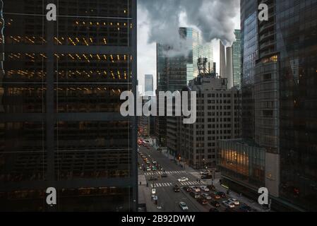 Edifici alti e strade trafficate nel centro di Toronto, Canada. Foto Stock