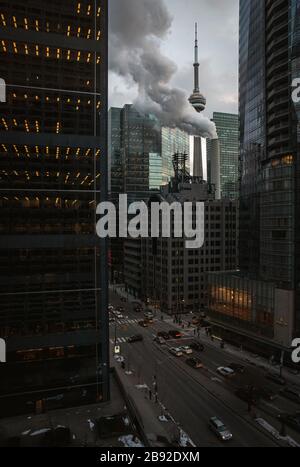 CN Tower, alti edifici e strade nel centro di Toronto, Canada. Foto Stock