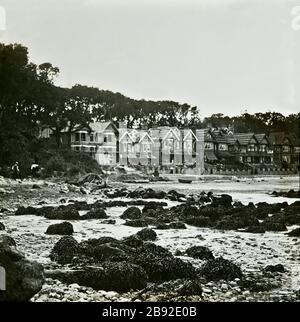 Inghilterra storica circa 1900 con città Seaside e villaggi del sud-est della Gran Bretagna. Ammira le spiagge e le navi da guerra che frequentavano i porti e il santuario delle coste. Scopri i primi giorni dell'era vittoriana ed edoardiana delle città di Kentish e Hampshire, tra cui Brighton, Eastbourne, Isle of Wight, Margate, Portsmouth, South End e Yarmouth. Foto Stock