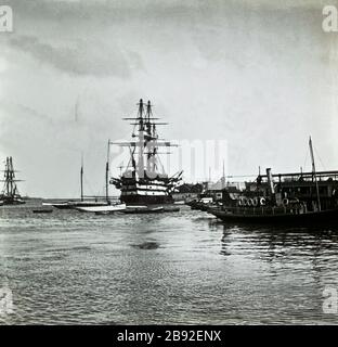 Inghilterra storica circa 1900 con città Seaside e villaggi del sud-est della Gran Bretagna. Ammira le spiagge e le navi da guerra che frequentavano i porti e il santuario delle coste. Scopri i primi giorni dell'era vittoriana ed edoardiana delle città di Kentish e Hampshire, tra cui Brighton, Eastbourne, Isle of Wight, Margate, Portsmouth, South End e Yarmouth. Foto Stock