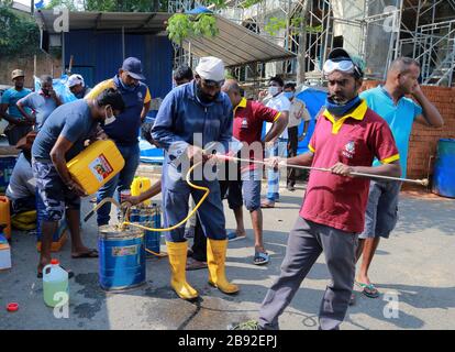 (200323) -- COLOMBO, 23 marzo 2020 (Xinhua) -- i lavoratori preparano disinfettanti da spruzzare nelle aree pubbliche di Kotte, Sri Lanka, 23 marzo 2020. Il Ministero della Sanità ha dichiarato in una dichiarazione che dieci nuovi pazienti sono stati testati positivi per il virus COVID-19 nello Sri Lanka lunedì, portando il numero totale di infezioni nel paese a 91. Il governo di lunedì precedente ha alzato un coprifuoco in distretti diversi da Colombo, Puttalam, la provincia del nord-ovest, il distretto del nord e la periferia di Gambaha, per alcune ore per permettere alle persone di rifare stock su articoli essenziali. Il coprifuoco è stato nuovamente imposto a. Foto Stock