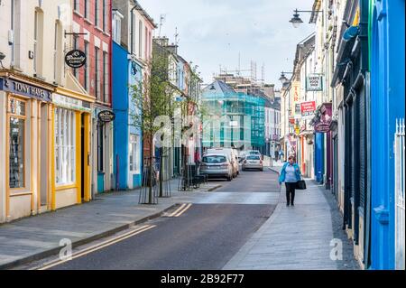 Clonakilty, West Cork, Irlanda. 23 marzo 2020. Clonakilty Main Street è stata tranquillamente questa mattina, a causa della pandemia COVID-19. Credit: Andy Gibson/Alamy Live News Foto Stock