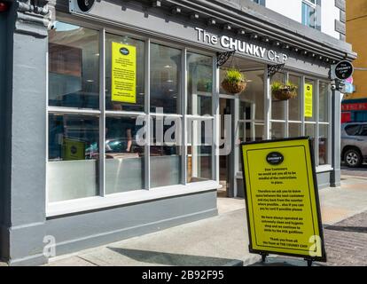 Clonakilty, West Cork, Irlanda. 23 marzo 2020. Il Chunky chip ha avuto segni eretti consigliando sulle distanze sociali a Clonakilty questa mattina, a causa della pandemia COVID-19. Credit: Andy Gibson/Alamy Live News Foto Stock