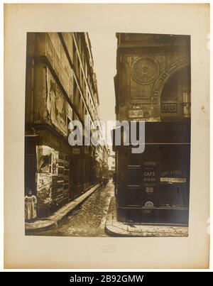 Vista del Baillet Street al bivio con la strada del Dry Tree, 1 ° arrondissement, Parigi la fotographie. "Vue de la rue Baillet au carrefour avec la rue de l'Arbre sec, 1° arrondissement, Parigi". Parigi, musée Carnavalet. Foto Stock