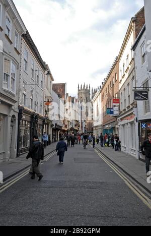 Bassa Petergate nel vecchio quartiere della città di York, Inghilterra. Un certo numero di strade della città che hanno nomi che terminano in 'gate' è una parola vichinga per Foto Stock