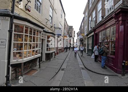 Gli Shambles ( ‘Scemble’ come è noto) si riferiscono spesso a una strada nel quartiere storico di York ed è la strada più antica della città. Il Foto Stock